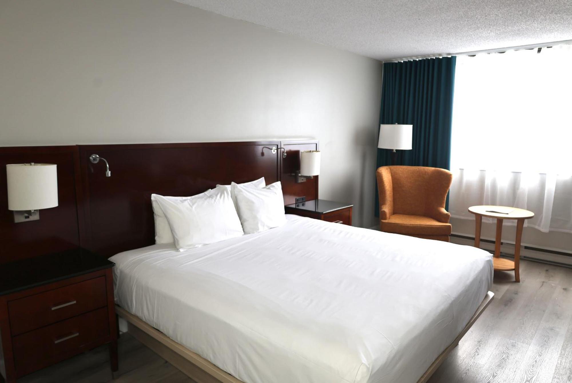 Classic King Room - Mobility Accessible