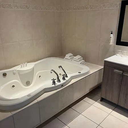 Travelodge By Wyndham Quebec City Hotel & Convention Centre-2